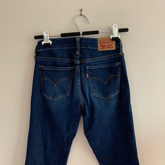 Dark Wash Levi’s - Picture 1 of 4